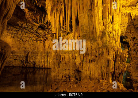 Alghero, Sardegna / Italia - 2018/08/09: vista interna della Grotta di Nettuno, noto anche come Grotte di Nettuno a Capo Caccia capo Foto Stock