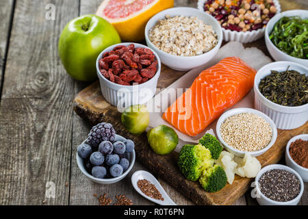 Selezione di superfoods su sfondo rustico Foto Stock