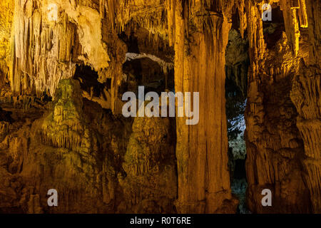 Alghero, Sardegna / Italia - 2018/08/09: vista interna della Grotta di Nettuno, noto anche come Grotte di Nettuno a Capo Caccia capo Foto Stock