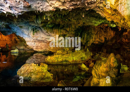 Alghero, Sardegna / Italia - 2018/08/09: vista interna della Grotta di Nettuno, noto anche come Grotte di Nettuno a Capo Caccia capo Foto Stock