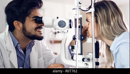 Oftalmologia concetto. Paziente la visione dell'occhio in esame ambulatorio oculistico Foto Stock