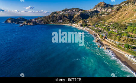 Antenna. Vista dalla spiaggia a Taormina. Taormina è stata una destinazione turistica sin dal XIX secolo. Situato sulla costa est dell'isola di Sicilia, ho Foto Stock