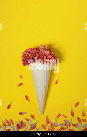 Autunno fiori in cono gelato su sfondo della carta Foto Stock