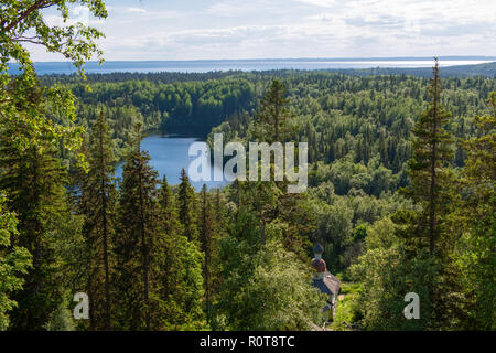 Vista dell'isola di Anzersky bianco e il mare dal Monte Calvario sull isola Anzersky, Isole Solovki, regione di Arkhangelsk, Russia Foto Stock