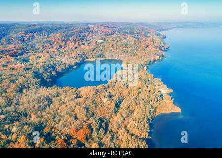 Pittoresca foresta di montagna lago in autunno a sunrise. Lago vicino al mare. Bellissima natura selvaggia. Vista aerea Foto Stock