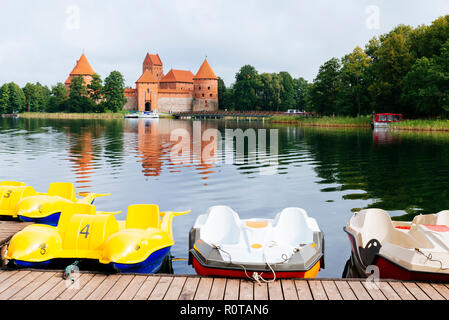 Barche per i turisti di fronte all'Isola di Trakai Castle. Trakai, Contea di Vilnius, Lituania, paesi baltici, Europa. Foto Stock