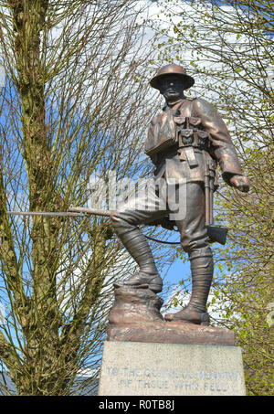 Statua di bronzo di un British Prima Guerra Mondiale fante in piena battledress sovrastante la quarantunesima edizione del memoriale di divisione, Flers, Francia Foto Stock