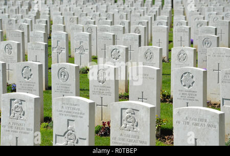 Grande Guerra lapidi, Delville cimitero di legno, Longueval, Francia Foto Stock