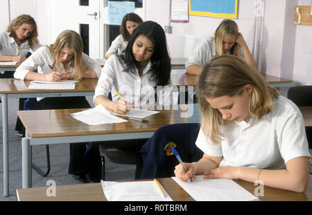 Alta scuola ragazze impegnati in un esame o test Foto Stock