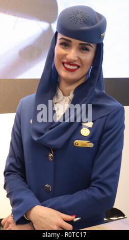 Donna in Arabia Airlines uniforme Foto Stock