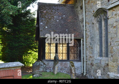 La Chiesa di San Pietro a Hever, Kent, Inghilterra. Una chiesa medievale. Esso contiene la tomba di Sir Thomas Bullen, padre di Anne Boleyn, il nonno di Elisabetta I Foto Stock