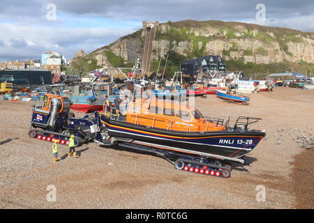 Il RNLI CLASSE SHANNON scialuppa di salvataggio RICHARD E CAROLINE COLTON quando appena arrivati in EAST SUSSEX CITTÀ DI HASTINGS IN OTTOBRE 2018 Foto Stock