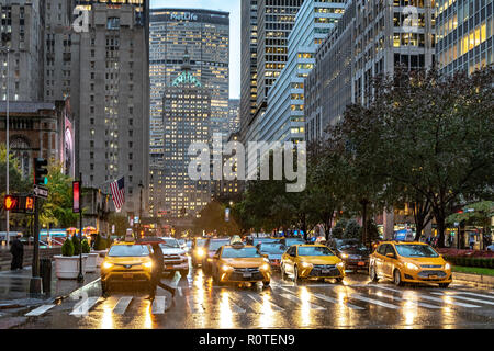 New York, STATI UNITI D'AMERICA,5 Novembre 2018. Un uomo attraversa Park Avenue sotto la pioggia nel centro cittadino di New York City. Foto di Enrique Shore Foto Stock
