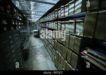 Bucarest, Romania - 31 Ottobre 2018: Archivi storici impilati in un deposito di rumeno National Archives sede Foto Stock