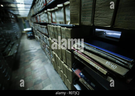 Bucarest, Romania - 31 Ottobre 2018: Archivi storici impilati in un deposito di rumeno National Archives sede Foto Stock