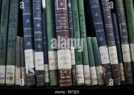 Bucarest, Romania - 31 Ottobre 2018: Archivi storici impilati in un deposito di rumeno National Archives sede Foto Stock