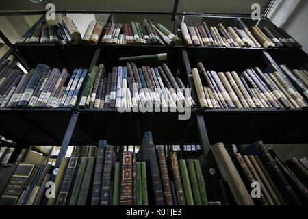 Bucarest, Romania - 31 Ottobre 2018: Archivi storici impilati in un deposito di rumeno National Archives sede Foto Stock