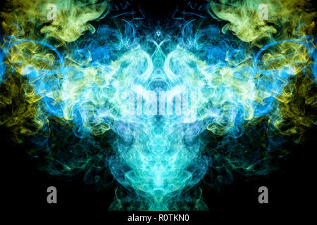 Verde, giallo e blu nuvola di fumo nero di sfondo isolato in forma di un teschio, monster dragon su un isolato nero lo sfondo. Mocap per Foto Stock