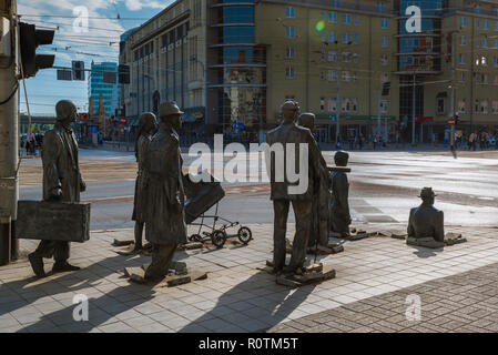 Wroclaw Polonia scultura, la vista di una serie di sculture (intitolata Passaggio, progettato da Jerzy Kalina) sprofondare in una pavimentazione a Breslavia Centro citta'. Foto Stock