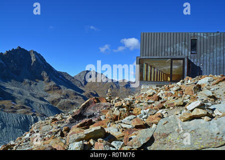 Il Moiry rifugio di montagna in Val d'Anniviers Svizzera, guardando fuori sopra il ghiacciaio di Moiry Foto Stock