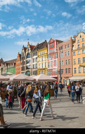 Wroclaw Polonia, vista in estate di giovani a piedi attraverso il colorato mercato Square (Rynek) nella centrale area della Città Vecchia di Wroclaw, Polonia. Foto Stock