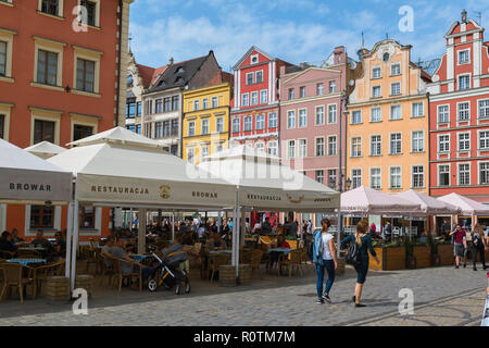 Wroclaw piazza del mercato, vista in estate il colorato mercato Square (Rynek) nella centrale area della Città Vecchia di Wroclaw, Polonia. Foto Stock