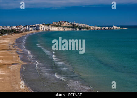 Spiaggia della Scialara (Scialara Beach), la cittadina di Vieste al promontorio sul mare Adriatico, Puglia, Italia Foto Stock