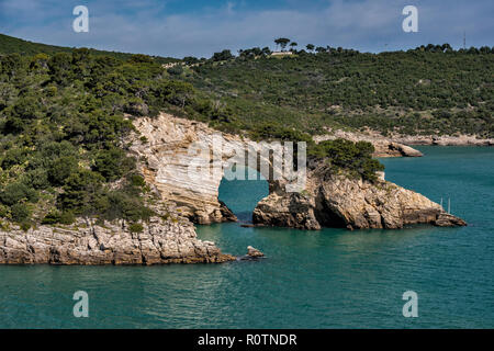 San Felice Arch vicino alla città di vieste puglia, Italia Foto Stock