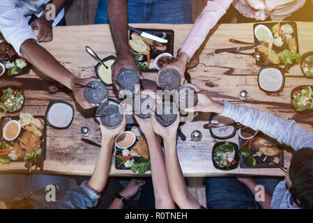 Allegro amicizia, team sala da pranzo sono in vacanza o per affari di successo celebrazione festa. Foto Stock