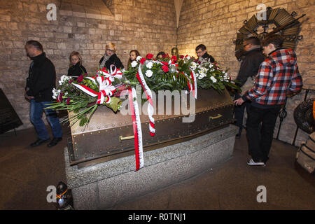 I turisti presso la tomba di statista polacco Jozef Pilsudski nella cripta della cattedrale del Wawel a Cracovia in Polonia Foto © Federico Meneghetti/Sintesi/ Foto Stock