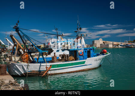 La pesca in barca al porto, Trani, Puglia, Italia Foto Stock