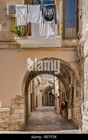 Via Giacomo Leopardi, street nel vecchio quartiere ebraico a Trani, Puglia, Italia Foto Stock