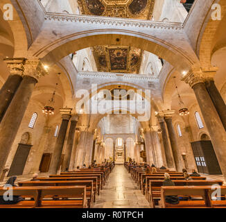 Interno della Basilica di San Nicola, XII secolo in stile romanico, a bari, puglia, Italia Foto Stock