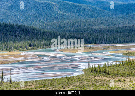 Saskatchewan Varcando il fiume, Parco Nazionale di Banff, Alberta, Canada Foto Stock