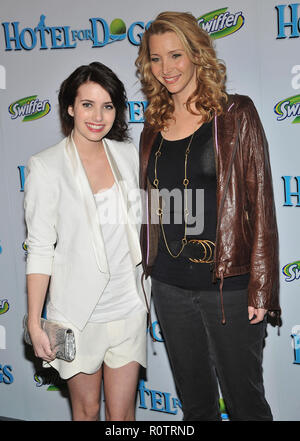 Lisa Kudrow ed Emma Roberts - Hotel per cani Premiere al Grove Theatre di Los Angeles. - RobertsEmma KudrowLisa 25.jpgRoberts Foto Stock