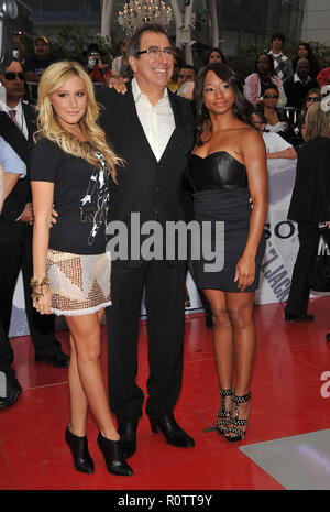 Ashley Tisdale, il regista Kenny Ortega e Monique Coleman - di Michael Jackson, questo è Premiere presso il Nokia Theatre di Los Angeles. Foto Stock