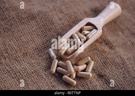 Farmaci a base di erbe vitamina capsule isolato su bianco. Foto Stock