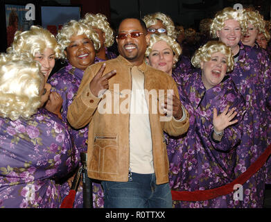 Martin Lawrence in posa con il Big Mommas arrivando al Grande Mamma's House 2 Premiere al Chinese Theatre di Los Angeles. Gennaio 25, 2006. Foto Stock