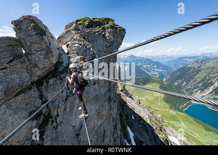 Sulla Via Ferrata Le Roc du Vent vicino a Lac de Roselend, Francia, Europa UE Foto Stock