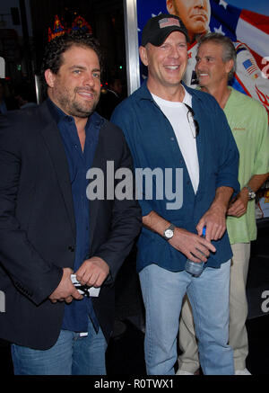 Bruce Willis e Brett Radner arrivando a Talladega Nights Premiere al Chinese Theatre di Los Angeles. Luglio 26, 2006. 3/4 smile - Foto Stock