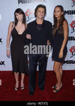 Lawrence Bender (produttore) e amici arrivando a 'kill bill VOL.1 PREMIERE' al Chinese Theatre di Los Angeles. Settembre 29, 2003. Foto Stock