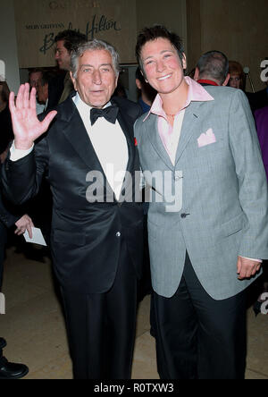 Tony Bennett e kd lang arrivando al diciannovesimo annuale di ASCAP pop Music Awards presso il Beverly Hilton di Los Angeles. Maggio 20, 2002. - Foto Stock