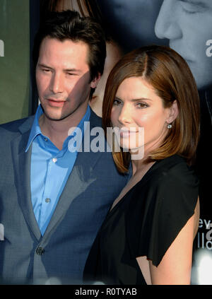 Keanu Reeves e Sandra Bullock arrivando al Lake House Premiere al Arclight Theatre di Los Angeles. Giugno 13, 2006. - Bull Foto Stock