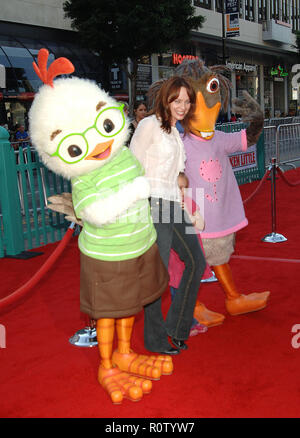 Melinda Clarke arrivando al Chicken Little Premiere al El Capitan Theatre di Los Angeles. Ottobre 30, 2005. - ClarkeMelinda Foto Stock