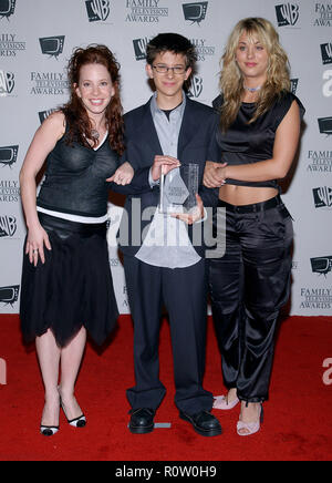 Amy Davidson, Martin Spanjers e Kaley Cuoco al ' quinto annuale televisione familiare Awards ' a Bever;ly Hilton di Los Angeles. Agosto 14, 2003. Foto Stock