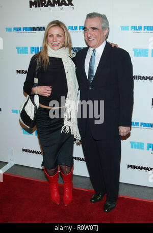 Cameron Diaz e Martin Scorsese arrivando in L.A. Lo screening di: Gangs of New York presso il direttore Guild of America Theatre di Los Angeles. Dicembre Foto Stock