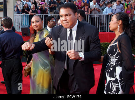 Muhammed Ali con le figlie che arrivano alla decima edizione ESPY Awards al Kodak Theatre di Los Angeles. Luglio 10, 2002. - DSC 529 Foto Stock