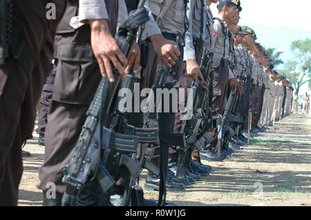 Banda Aceh, Indonesia - Agosto 16, 2005: Indonesia di polizia con bandiera indonesiana all'Indipendenza Indonesiana giorno celebrazione presso Blangpadang, banda aceh Foto Stock