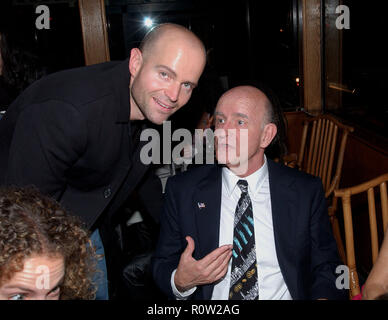 Il Direttore Robert Forster e Peter Boyle al dopo la festa per la premiere del Monster's Ball al Chinese Theatre di Los Angeles. Novembre 11, Foto Stock