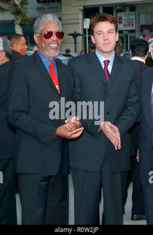 Morgan Freeman e Ben Affleck arrivando a ' la somma di tutte le paure ' premiere al Mann Village/Bruin Theatre di Los Angeles. Il 29 maggio 2002. Foto Stock